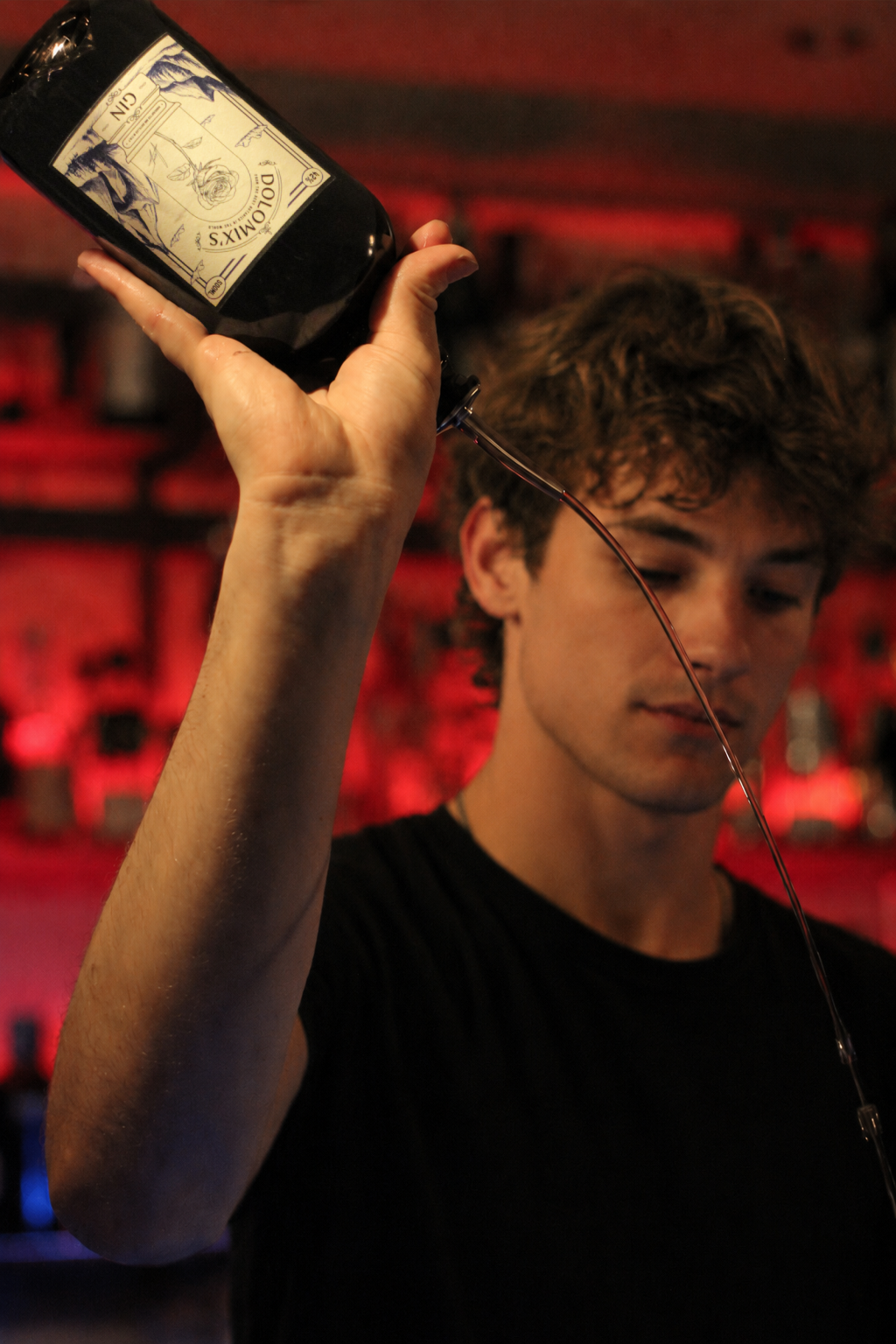 Barman che versa Dolomix's Gin